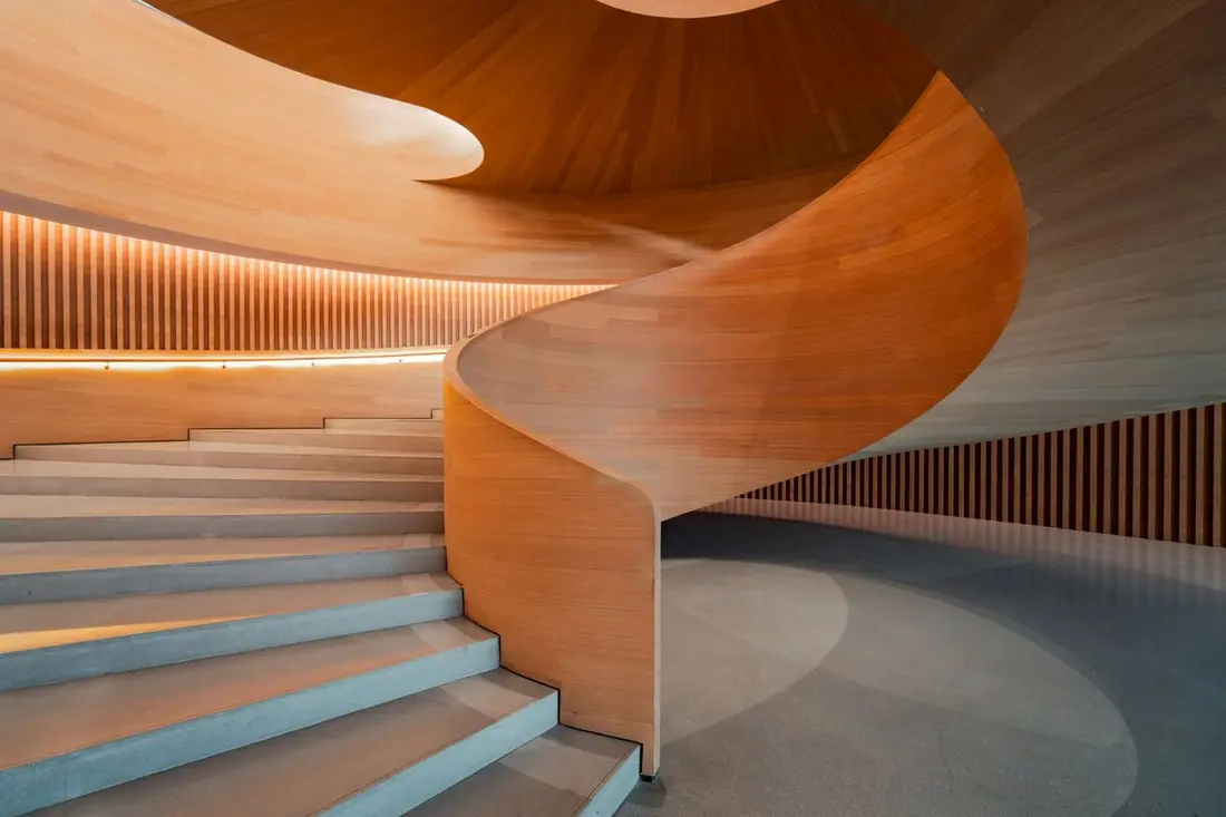 Escalera helicoidal de madera en residencia de diseño
