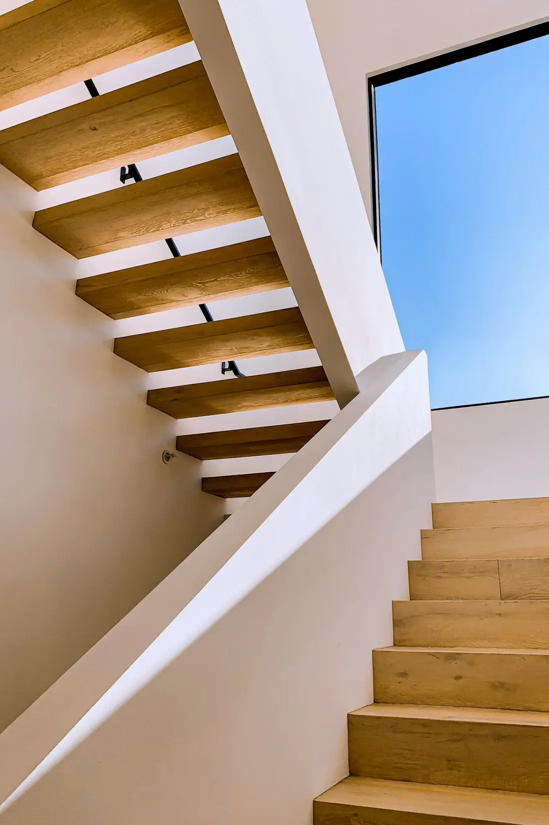 Escalera minimalista bañada en luz natural