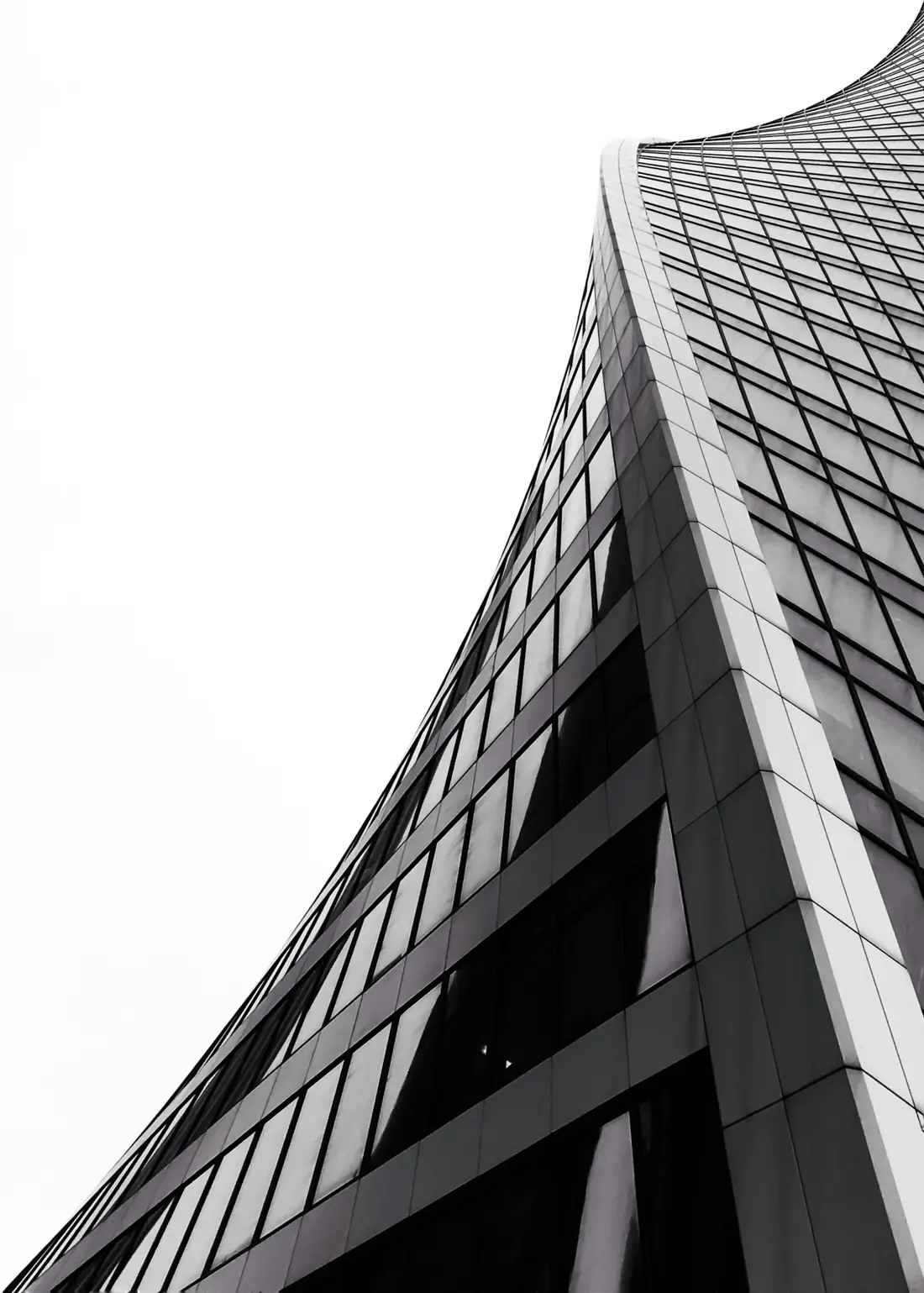 Torre con fachada de cristal en perspectiva