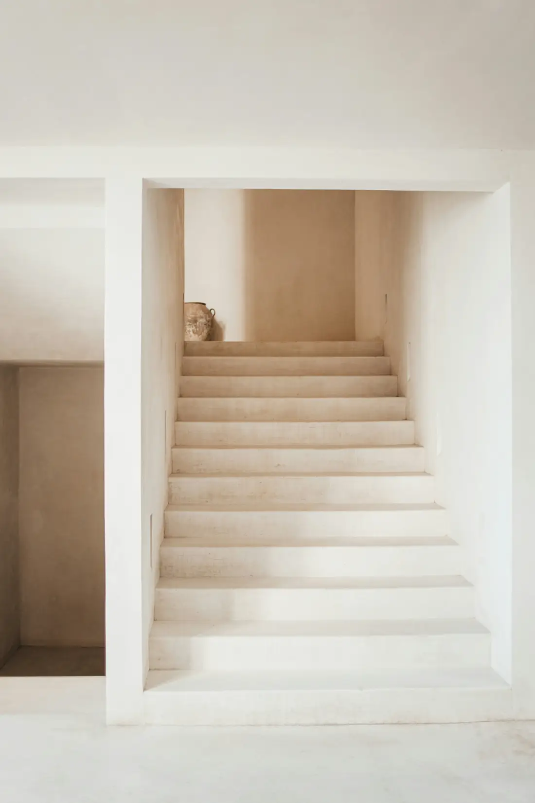 Escalera blanca con iluminación natural