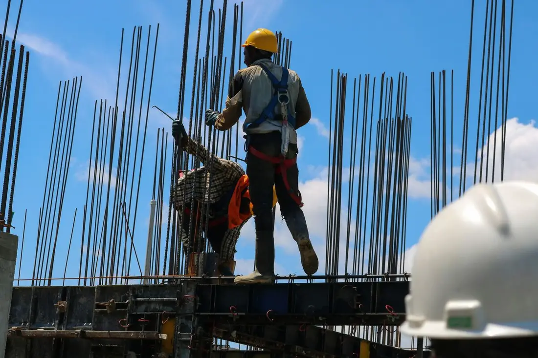 Armado de estructura y castillos en obra — constructora México Trabajador armando columna de acero en obra
