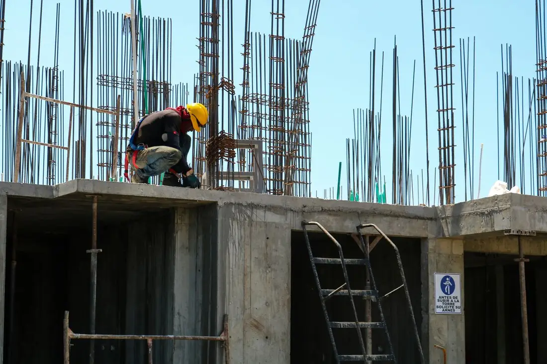 Cuadrillas especializadas en vivienda de interés social y medio — TPD Construcción Cuadrilla trabajando en columnas de concreto armado