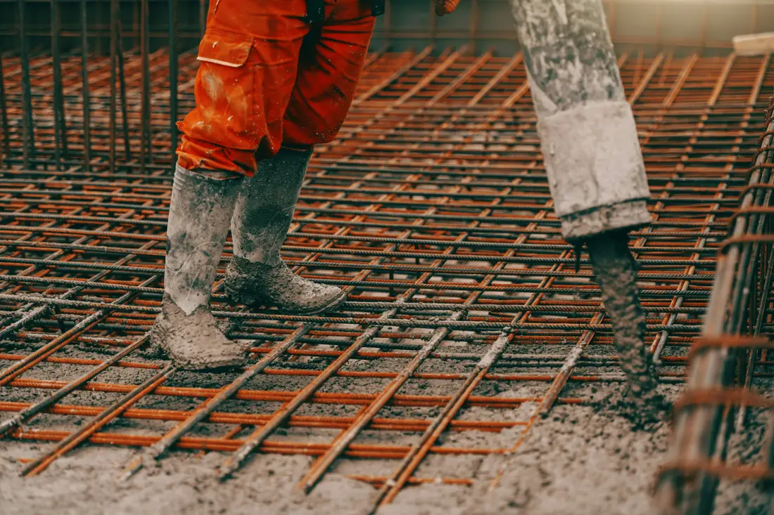 Cimentaciones y acero de refuerzo — obra civil México Botas de seguridad sobre acero de cimentación