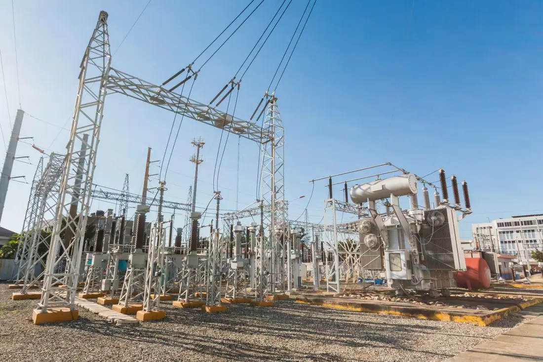 Vista de subestación eléctrica contra cielo azul