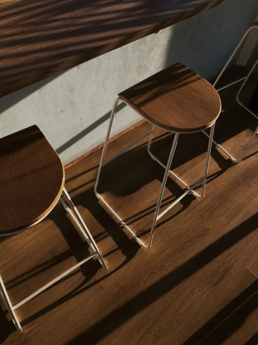 Piezas de mobiliario de autor — THD Smart Living Sillas de diseño en madera curvada