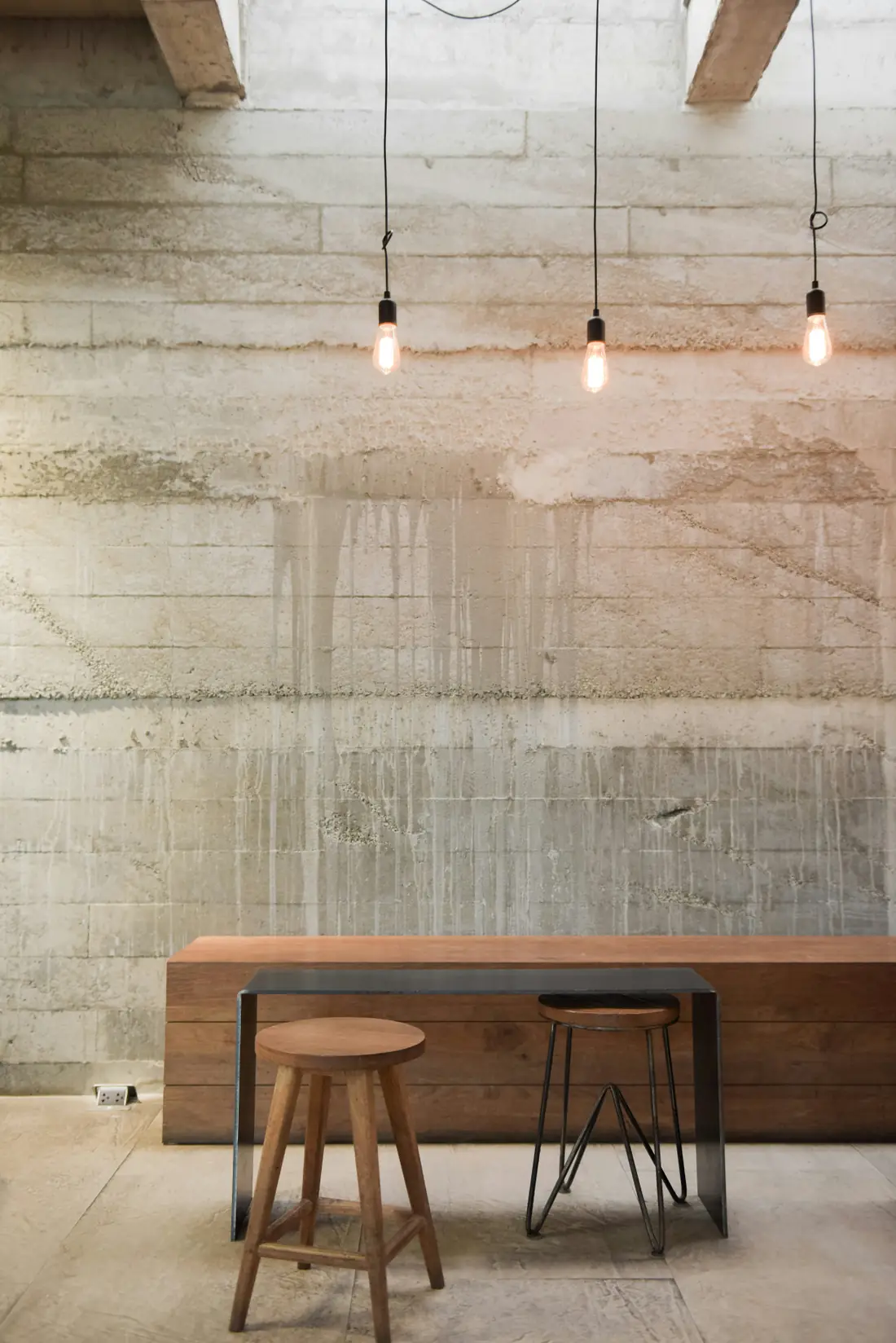 Materiales nobles para mobiliario contemporáneo — THD Smart Living Textura de listones de madera sobre concreto